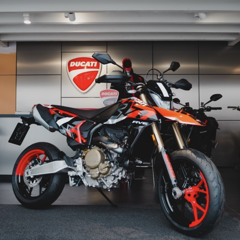 Kiipeä kyytiin ja anna hauskuuden hallita. Hypermotard 698 Mono on Ducatin ensimmäinen yksisylinterinen, maantiekäyttöinen Supermotard. Yksinkertainen, kevyt ja ketterä