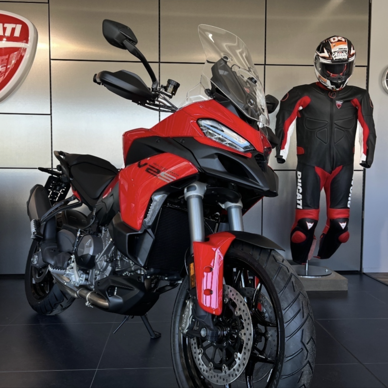 Multistrada V2 on suunniteltu yhdistämään suorituskyky, touring-ominaisuudet ja helppokäyttöisyys. Uusi alumiininen monokokkirunko yhdistettynä optimoituun geometriaan ja uuteen kaksisylinteriseen moottoriin takaavat tasapainoisen, mukavan ja tarkan ajon. Paranneltu ergonomia ja laaja lisävarustevalikoima antaa sinun mukauttaa pyörä mieltymystesi mukaan.
Nyt 1000€ varustelahjakortti varastossa oleviin ajamattomiin MY24 ja MY25 Ducateihin. Tarjous voimassa 31.3.2026 mennessä rekisteröityihin pyöriin.