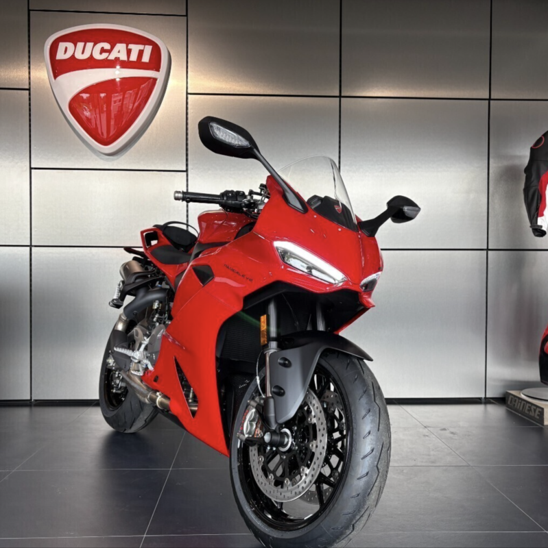 Vuonna 2025 täysin uudistettu Panigale V2 on kevein ja hauskin Panigale, joka on koskaan luotu. Se tarjoaa sinulle entistä herkempää ajokokemusta, joka tekee jokaisesta mutkasta nautinnon. Uuden päivitetyn ergonomian sekä lisävarusteiden ansiosta se on loistava kumppani myös matka-ajossa!
Nyt 1000€ varustelahjakortti varastossa oleviin ajamattomiin MY24 ja MY25 Ducateihin. Tarjous voimassa 31.3.2026 mennessä rekisteröityihin pyöriin.