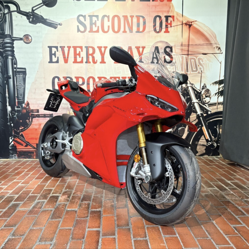 Uudistettu 1103 cm³ Desmosedici Stradale -moottori tuottaa hurjat 216 hevosvoimaa, vieden ajamisen adrenaliinitasot uusiin korkeuksiin. Uusimmat elektroniset avustinjärjestelmät, kuten Boschin ja Ducatin yhdessä kehittämä Race e-CBS jarrutusjärjestelmä takaa hallinnan kaikissa tilanteissa. Ainutlaatuinen aerodynamiikka ja uusi Hollow Symmetrical -takahaarukka tekevät Panigale V4:stä täydellisen valinnan niin rata-ajoon kuin katuajoon.
Nyt 1000€ varustelahjakortti varastossa oleviin ajamattomiin MY24 ja MY25 Ducateihin. Tarjous voimassa 31.3.2026 mennessä rekisteröityihin pyöriin.