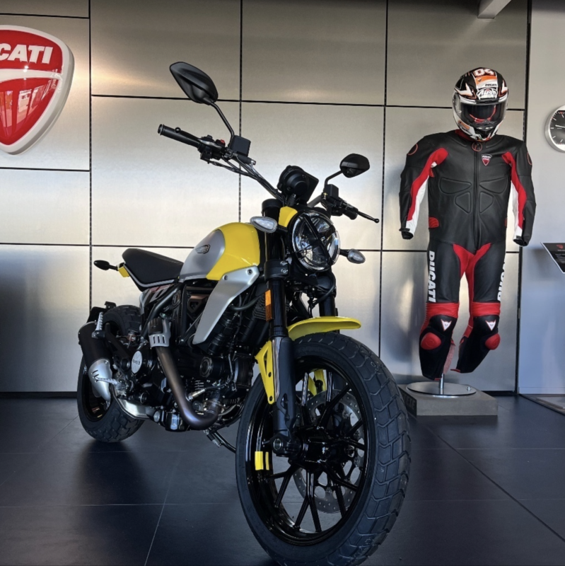 Ducati Scrambler on täydellinen sekoitus perinteitä ja innovaatioita. Uudistettu Ducati Scrambler on nykyaikaisempi, mukavampi ja turvallisempi, mikä takaa vieläkin huolettomamman ’Land of Joy’ hauskanpidon! Aja Scrambler-moottoripyörälläsi positiivisella, hauskalla ja vapaamielisellä asenteella.
Nyt 1000€ varustelahjakortti varastossa oleviin ajamattomiin MY24 ja MY25 Ducateihin. Tarjous voimassa 31.3.2026 mennessä rekisteröityihin pyöriin.