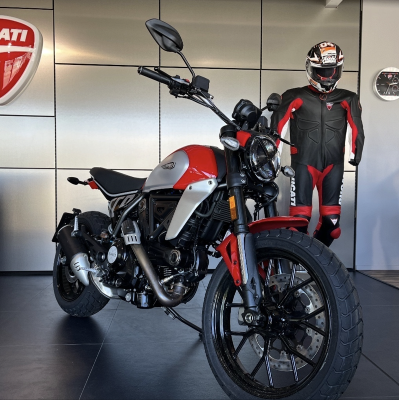 Ducati Scrambler on täydellinen sekoitus perinteitä ja innovaatioita. Uudistettu Ducati Scrambler on nykyaikaisempi, mukavampi ja turvallisempi, mikä takaa vieläkin huolettomamman ’Land of Joy’ hauskanpidon! Aja Scrambler-moottoripyörälläsi positiivisella, hauskalla ja vapaamielisellä asenteella.
Nyt 1000€ varustelahjakortti varastossa oleviin ajamattomiin MY24 ja MY25 Ducateihin. Tarjous voimassa 31.3.2026 mennessä rekisteröityihin pyöriin.