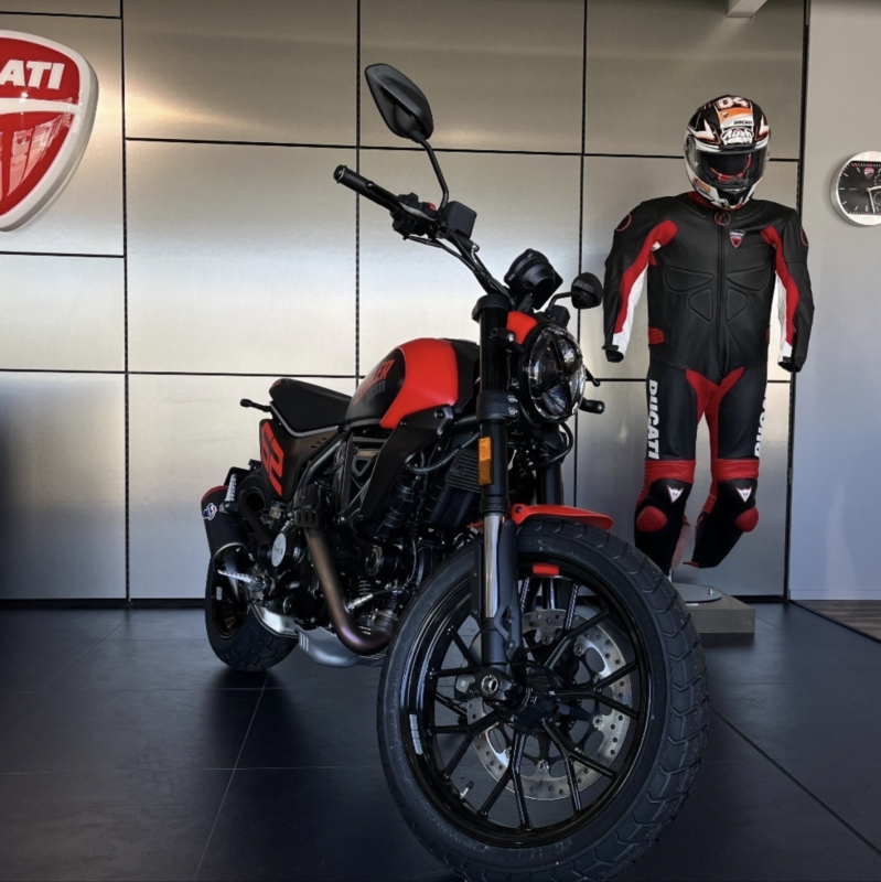 Toisen sukupolven Scrambler Full Throttle on täällä: digitaalisesti luova, teknisesti nautittava, kaupungin vauhdikkaimmalla ulkoasulla. Tapaa seuraavan sukupolven Scramblerin urheilullinen puoli!
Nyt 1000€ varustelahjakortti varastossa oleviin ajamattomiin MY24 ja MY25 Ducateihin. Tarjous voimassa 31.3.2026 mennessä rekisteröityihin pyöriin.