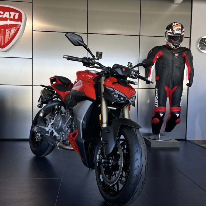 MY 2025 Streetfighter V4 on äärimmäinen ilmentymä Fight Formula -konseptista, sovellettuna kaikkien aikojen parhaaseen Panigaleen. Enemmän kuin koskaan ennen, Streetfighter perii Ducati-superbiken innovaatiot ja suorituskyvyn säilyttäen samalla tunnistettavan luonteensa. Tehokas ja tarkka radalla, mukaansatempaava ja nautittava tiellä – Streetfighter V4 tarjoaa tunteen ja hallinnan yhdistelmän, joka takaa ainutlaatuisen ajokokemuksen.
S -mallissa: Öhlins NIX30 (SV) S-EC 3.0 -jousitus, uusi Öhlins TTX36 (SV) S-EC 3.0 iskunvaimennin, Öhlins ohjausiskunvaimennin, jonka säätö perustuu tapahtumapohjaiseen säädön hallintaan Öhlins Smart EC 3.0 -järjestelmällä, 5-puolaiset takoalumiinivanteet ja litiumakku.
Nyt 1000€ varustelahjakortti varastossa oleviin ajamattomiin MY24 ja MY25 Ducateihin. Tarjous voimassa 31.3.2026 mennessä rekisteröityihin pyöriin.
