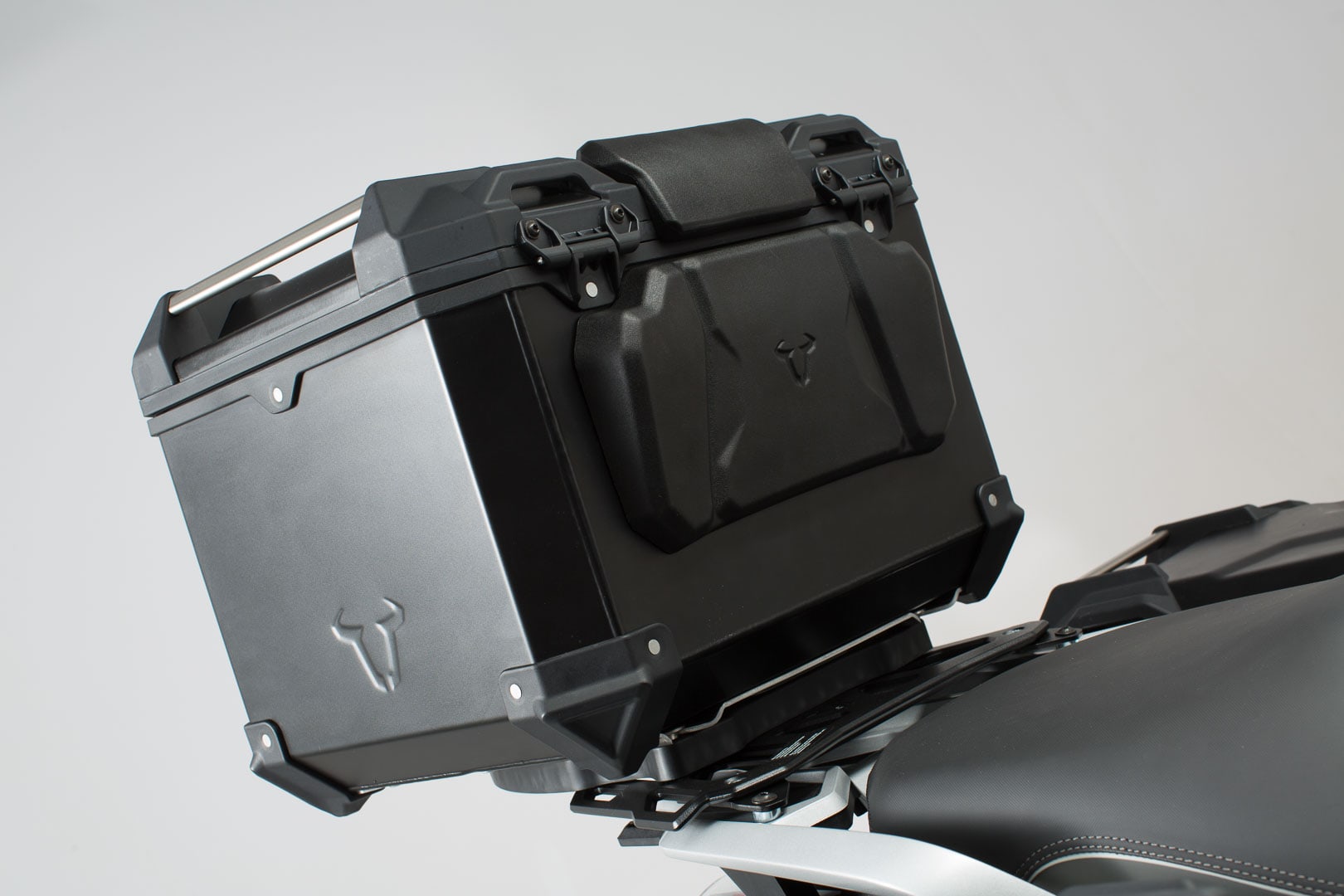 TRAX ADV top case passenger backrest – For TRAX ADV top case. Black.
