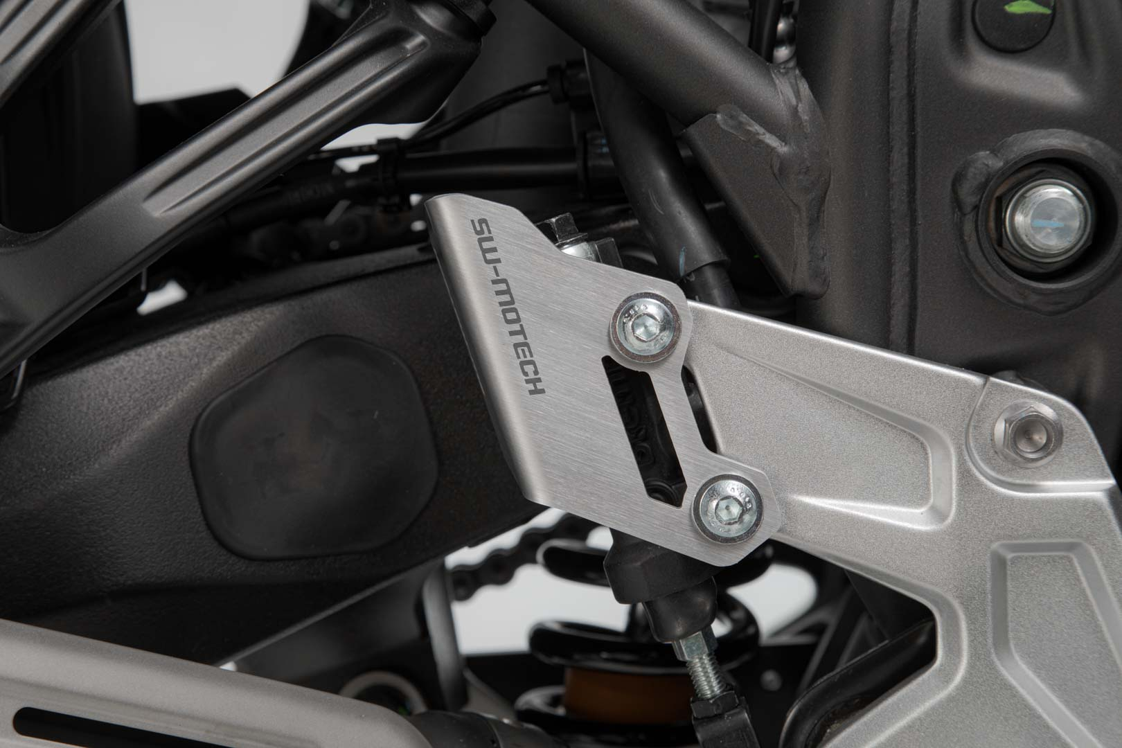 Brake cylinder guard – Silver. Yamaha Ténéré 700 models (19-).
