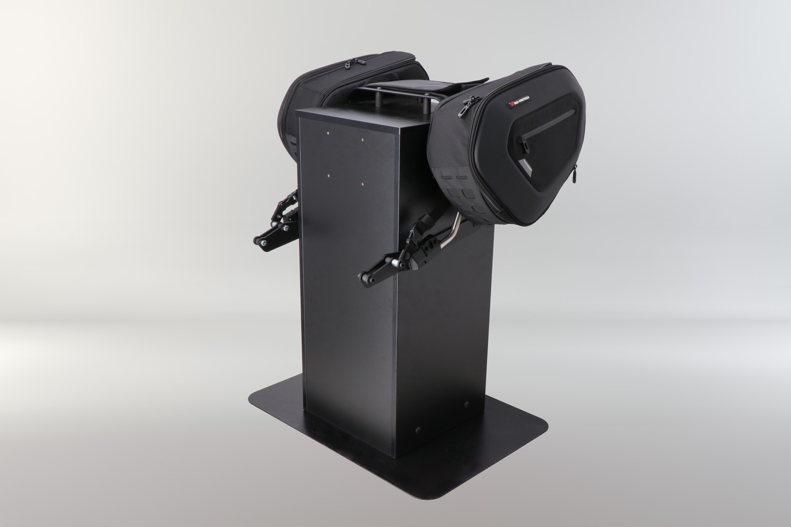 Sales display with equipment – Thread: PRO BLAZE saddlebags.