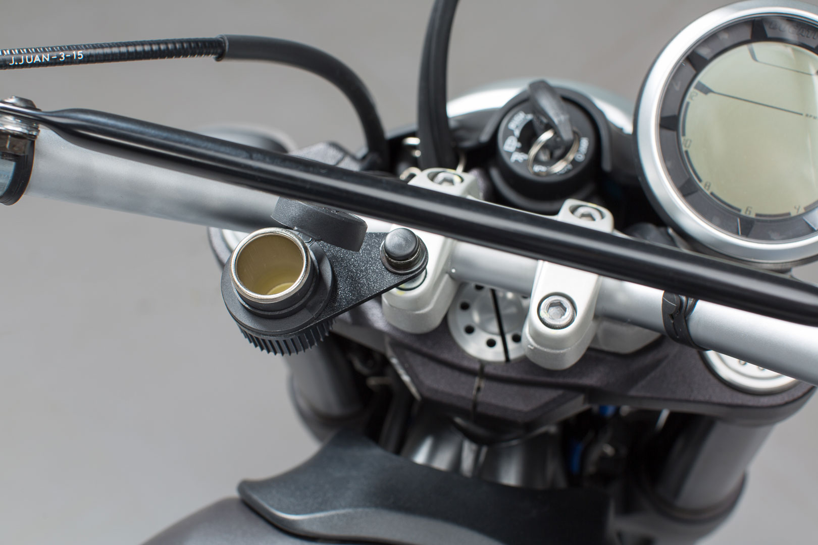Cigarette lighter socket bracket M8 – For handlebar mount with M8 screw.