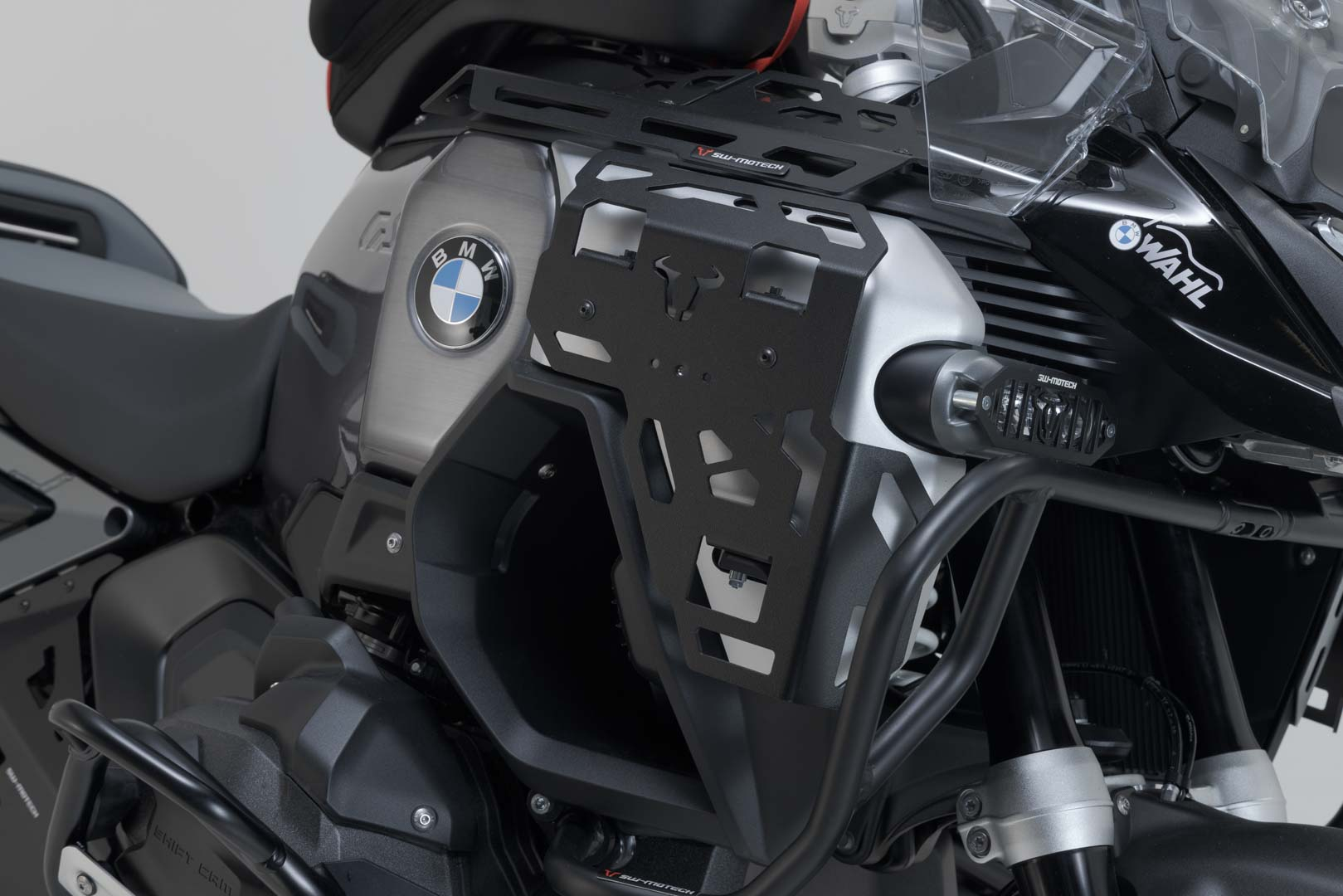 Luggage rack for tank cover – Black. BMW R 1300 GS Adventure (24-).