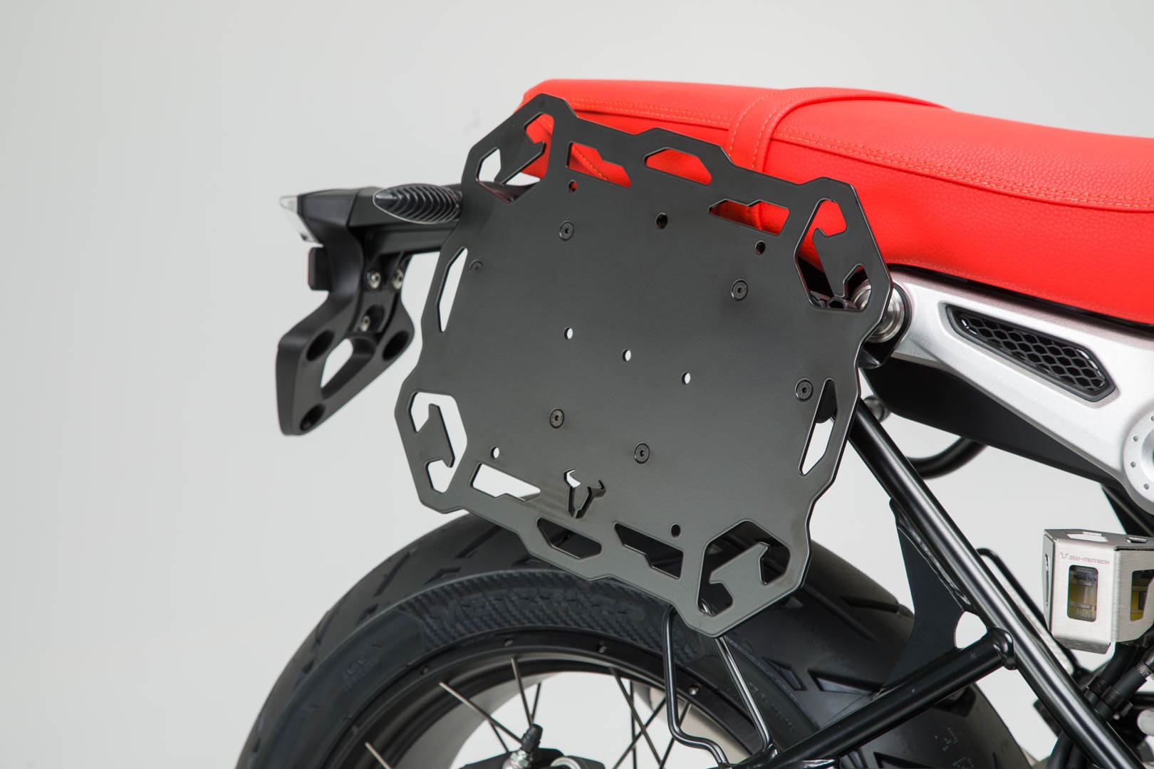 Universal side bracket right – For SLC side carrier right. Incl. net.