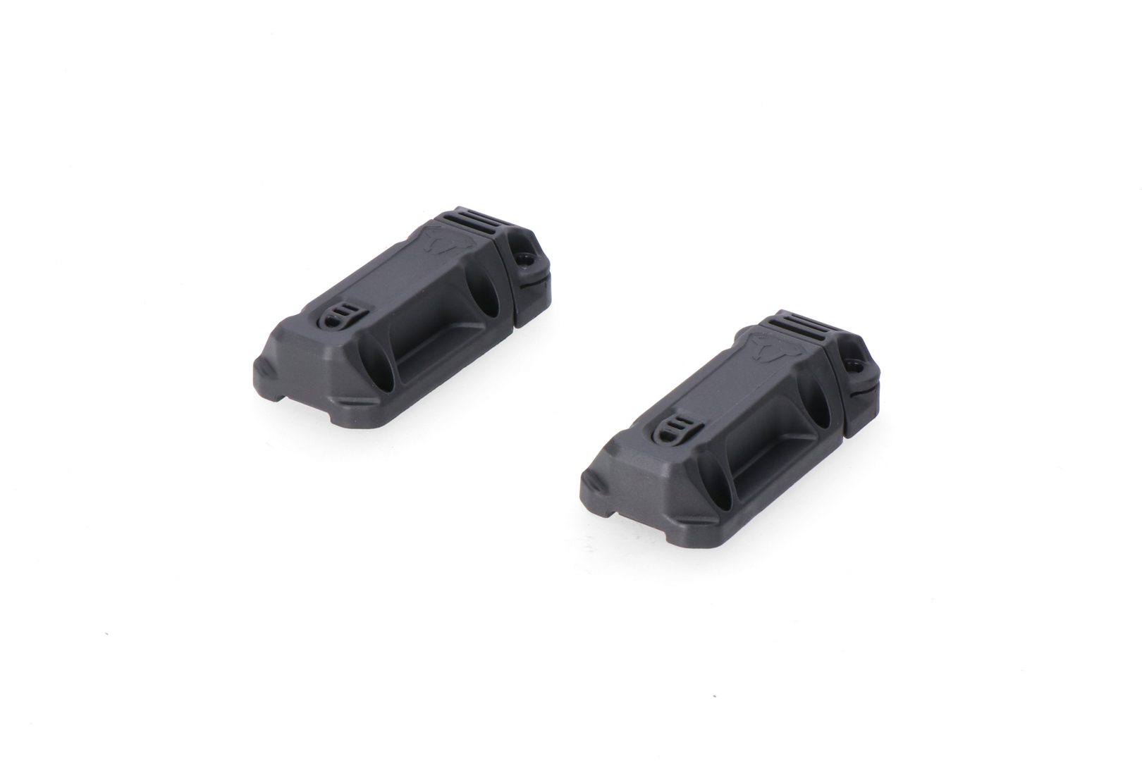 BLAZE saddlebag mounting set – With base and plug. No supports. Black.
