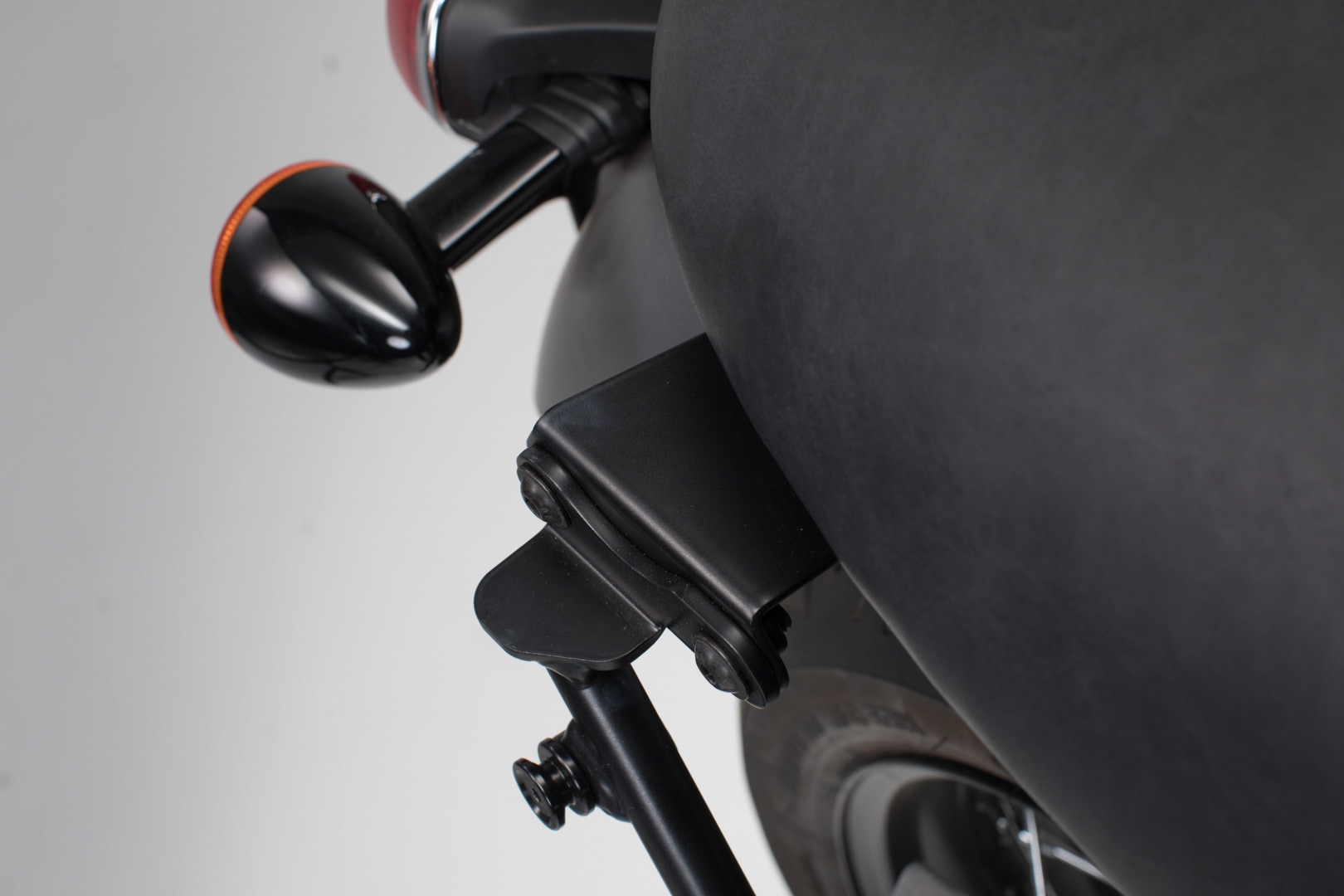 Adapter for SLC side carrier right – For Bonneville T100/120 (15-) w/o pass. grab rail.