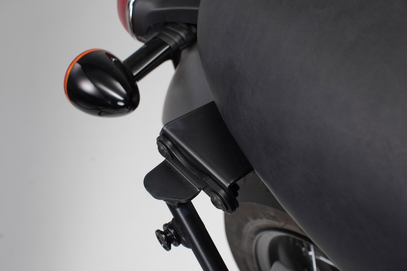 Adapter for SLC side carrier left – For Bonneville T100/120 (15-) w/o pass. grab rail.