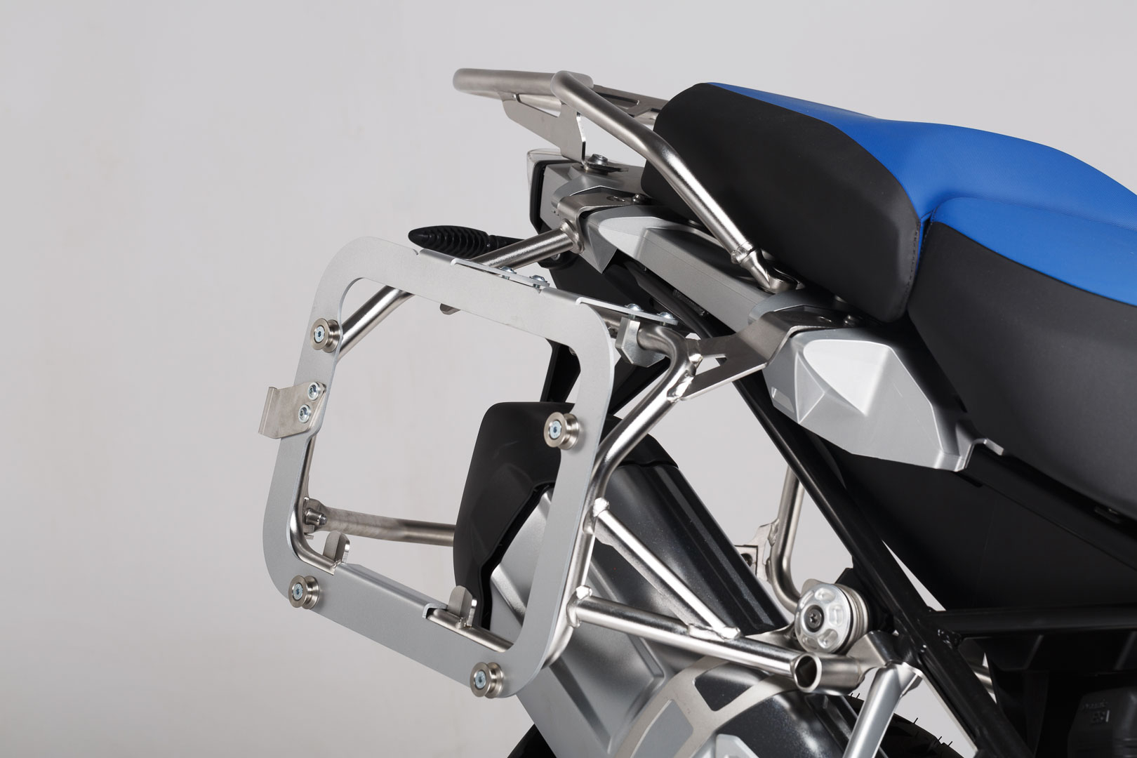 Adapter kit for original BMW carrier – For TRAX ADV/EVO/ION. Assembly of 2 cases.