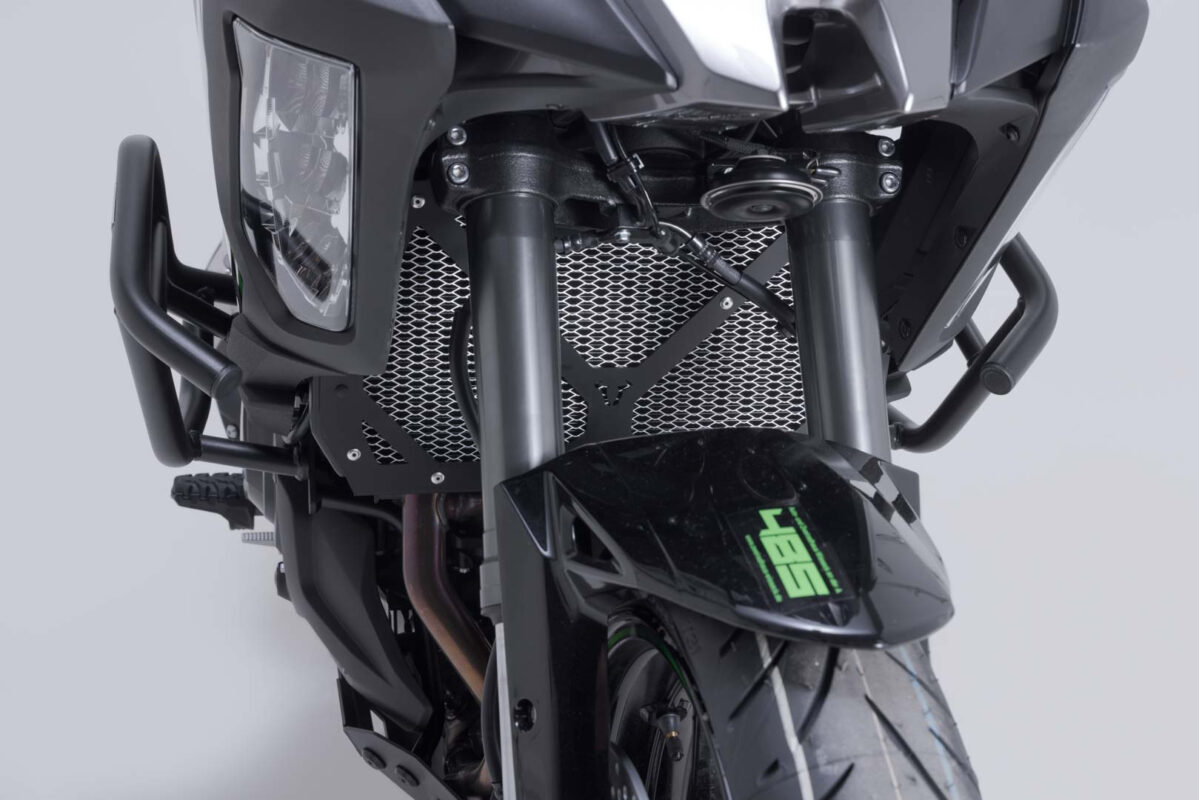 Radiator guard – Black/Silver. Versys 1000 (18-) / 1100 (24-).