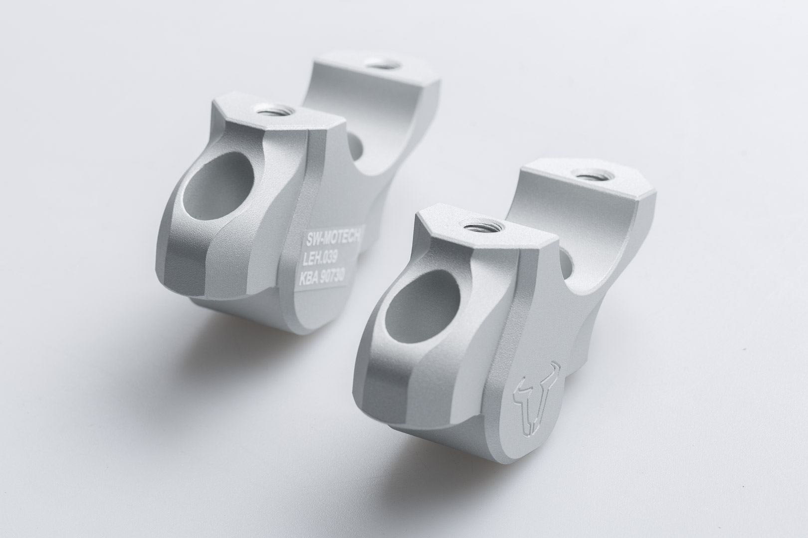 Bar back – H=32 mm. Back 20 mm. Silver. BMW models.