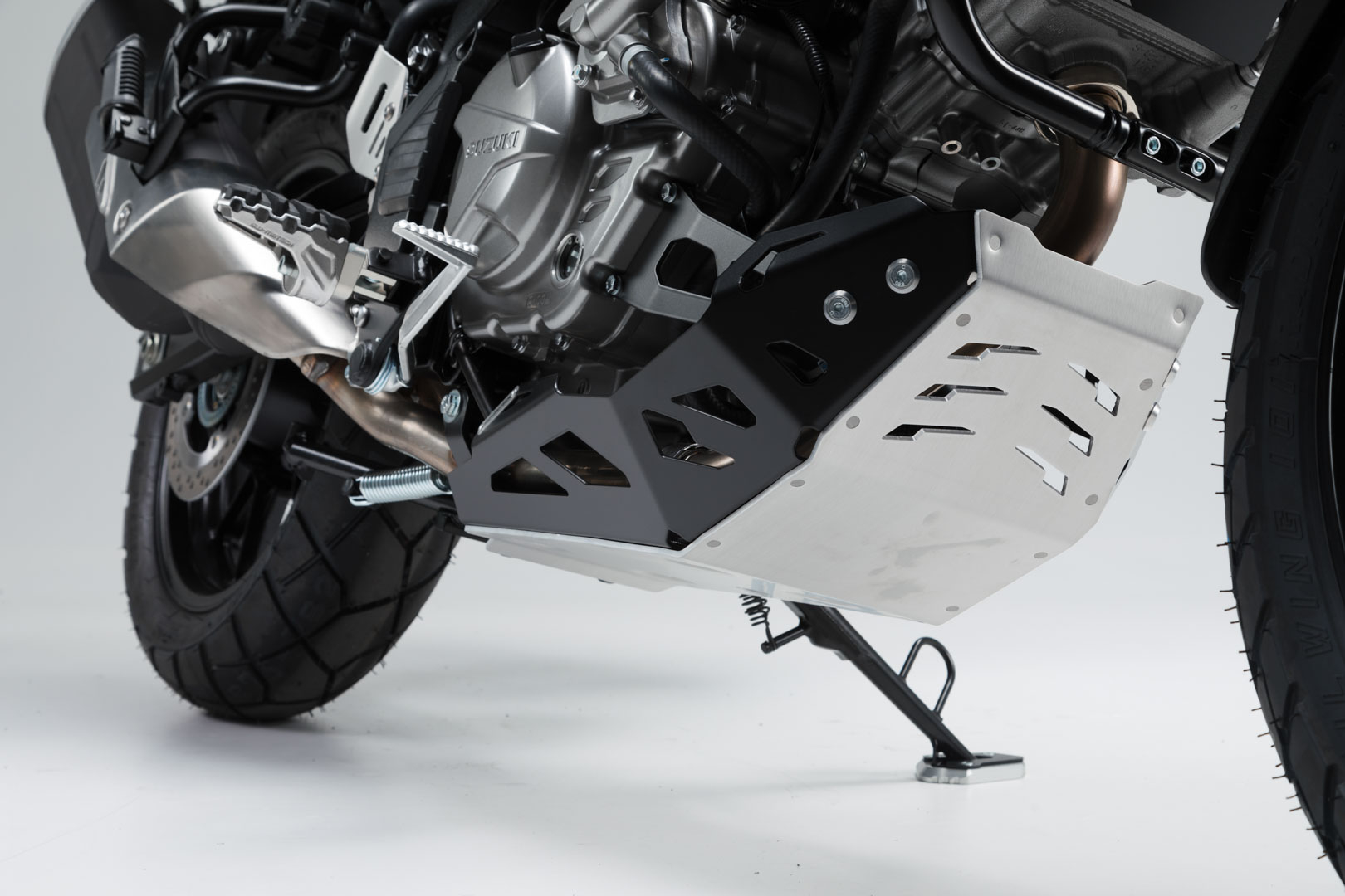 Engine guard – Black/Silver. Suzuki DL650 (11-) / XT (15-).