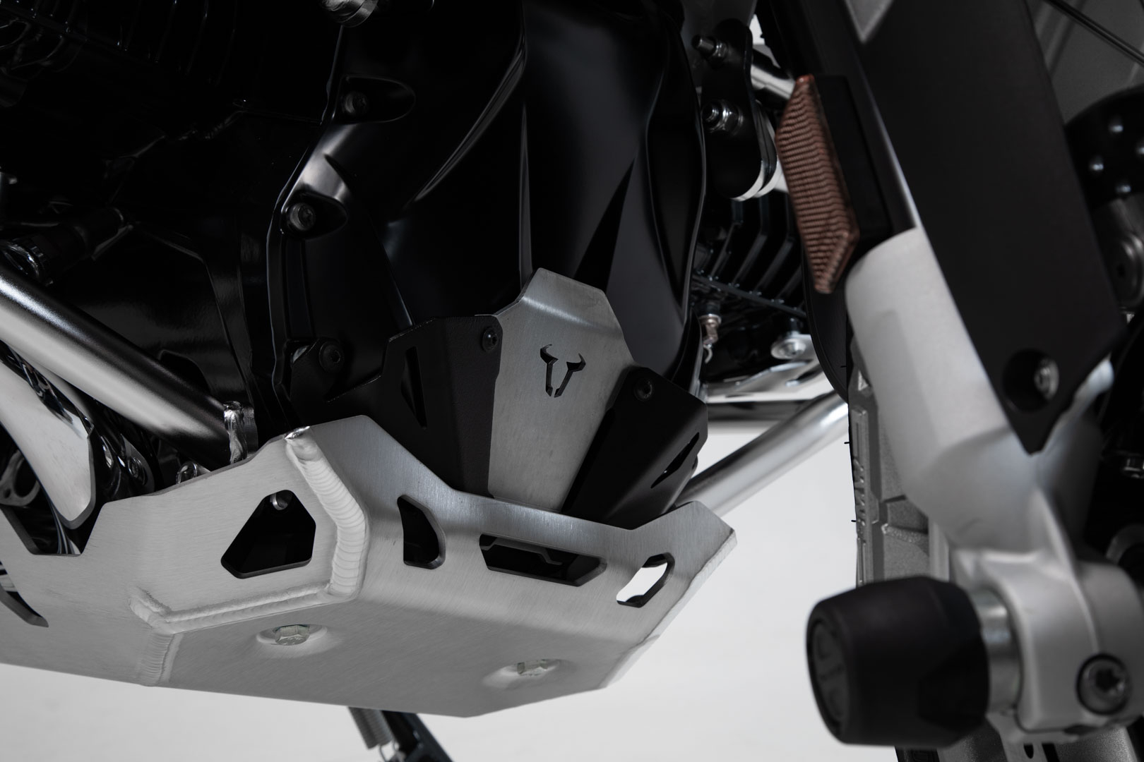 Extension for engine guard – Black/silver. BMW R1200 (12-18), R1250 (18-).