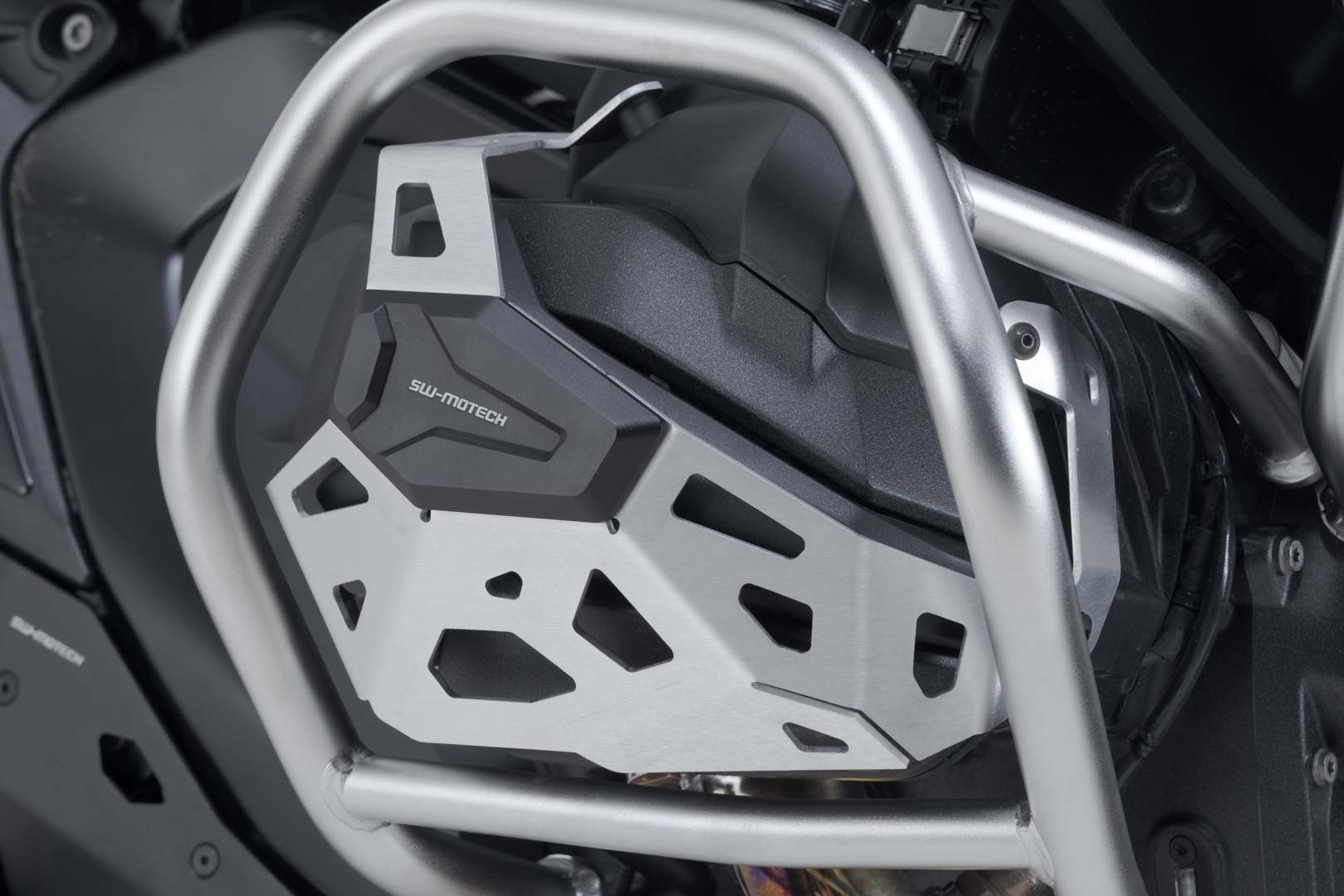 Cylinder guard – Black/Silver. BMW R 1300 GS, R 1300 R/RS.
