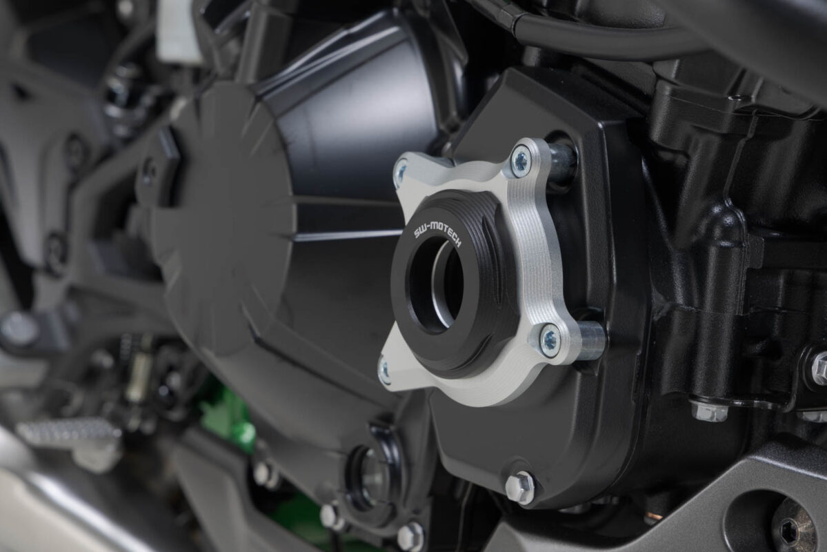 Engine case protector – Black/Silver. Kawasaki Z900 models (16-).