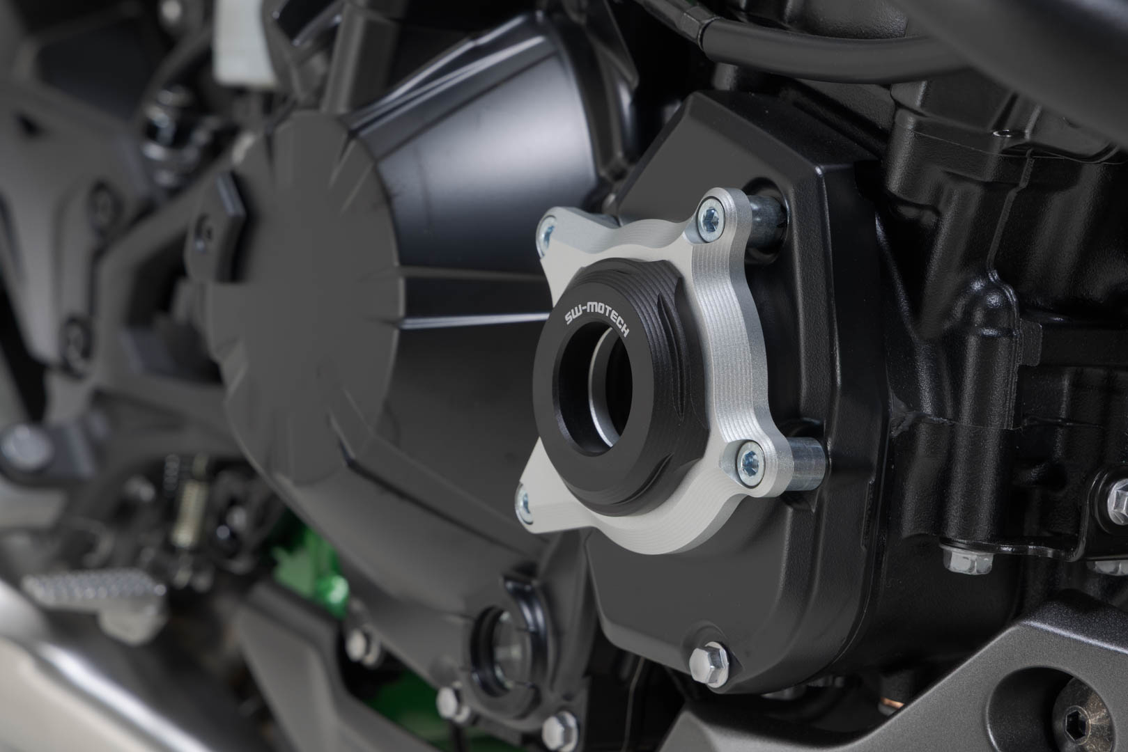 Engine case protector – Black/Silver. Kawasaki Z900 models (16-).