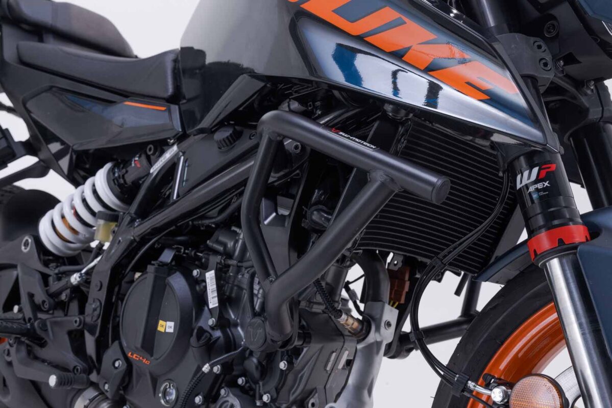 Crash bar – Black. 125/390 Duke (23-), Svartpil/Vitpil 401.