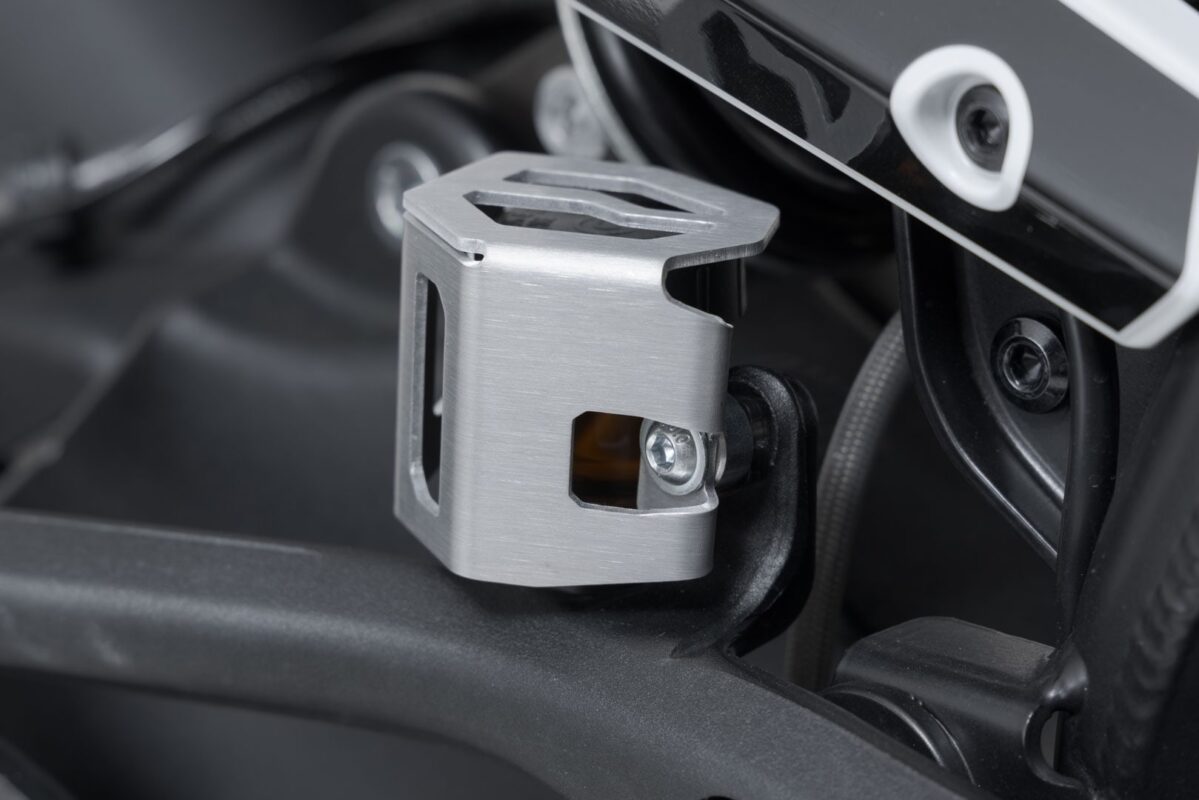Brake fluid reservoir guard – Silver. BMW / Ducati / KTM / Husqvarna models.