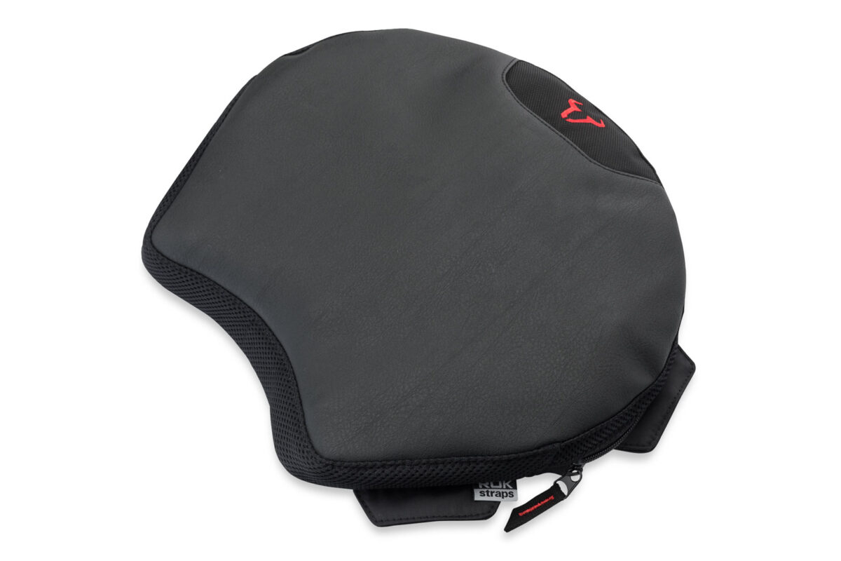 TRAVELLER SMART cushion – Black. 33.5 x 38 cm.