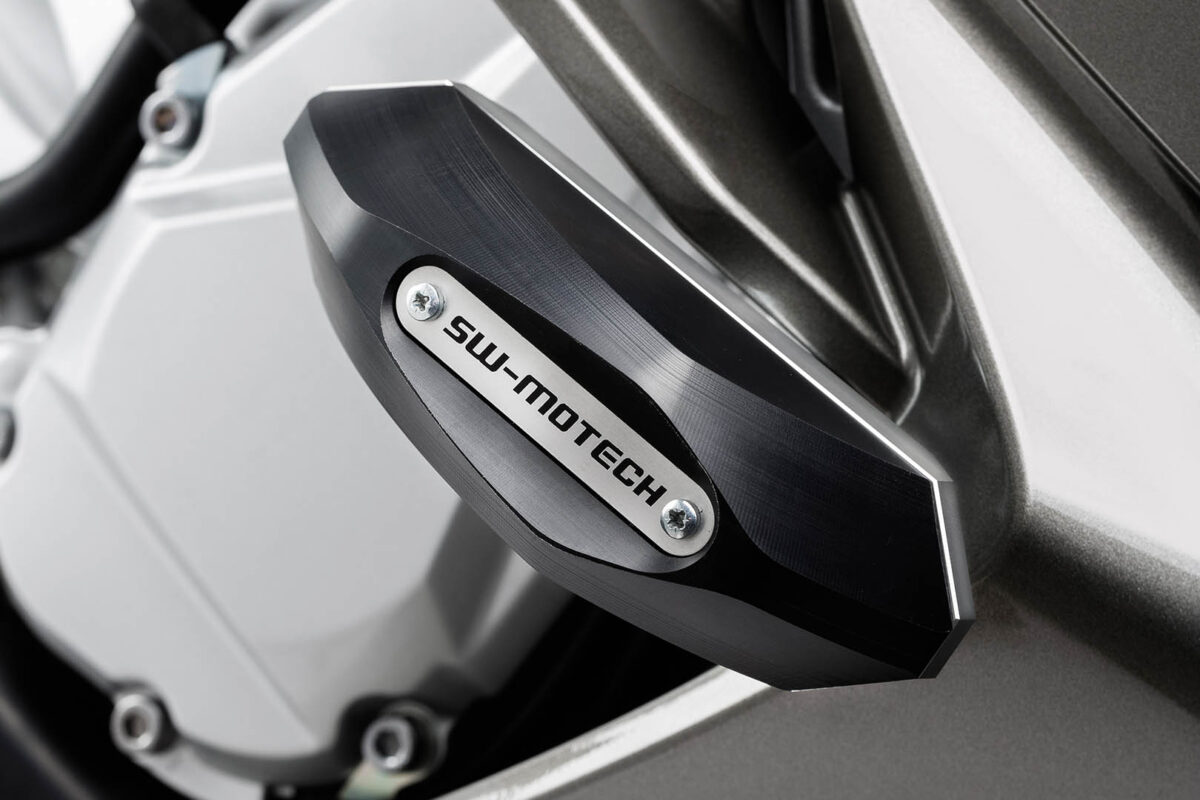 Frame slider kit – Black. Yamaha FJR 1300 (06-15).