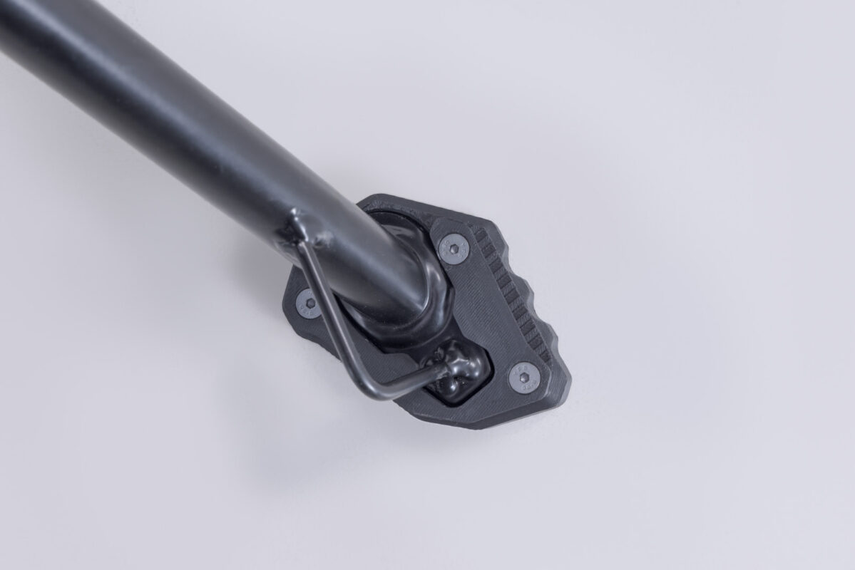 Extension for side stand foot – Black/Silver. KTM 250 Adv, 390 Adv (25-).