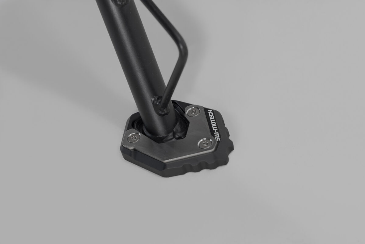 Extension for side stand foot – Black/silver. CFMoto 800MT / 800MT-X.