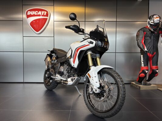 Valkoinen Ducati DesertX 2027 adventure-moottoripyörä