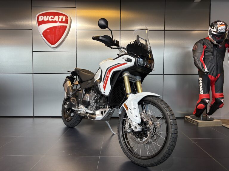 Valkoinen Ducati DesertX 2027 adventure-moottoripyörä