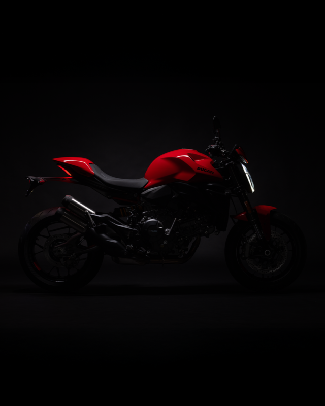 Punainen Ducati Monster 2027 nakedmoottoripyörä